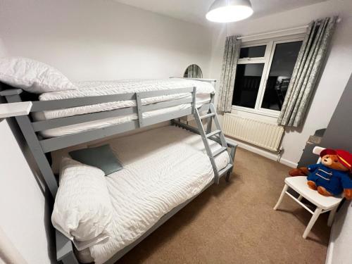 Postel nebo postele na pokoji v ubytování Big Group Bungalow, Sleeps 9, Perfect for Families