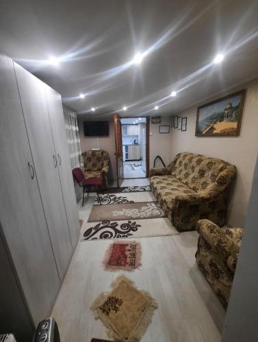 Home Centrum في كيشيناو: غرفة معيشة بها أريكة وطاولة