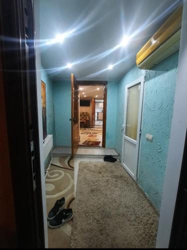 Home Centrum في كيشيناو: غرفة بها ممر ذو جدران زرقاء وباب