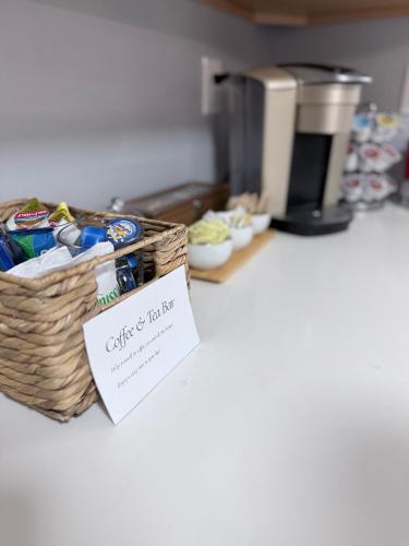 una cesta de comida sentada en un mostrador junto a una cafetera en Gambrills Modern Retreat near Annapolis & Ft Meade, en Gambrills