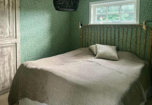 Ένα ή περισσότερα κρεβάτια σε δωμάτιο στο Modern Cabin In The Heart Of Småland