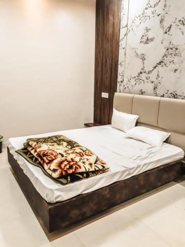 a large bed in a room with at Hotel Ananta Vista in Jāwad