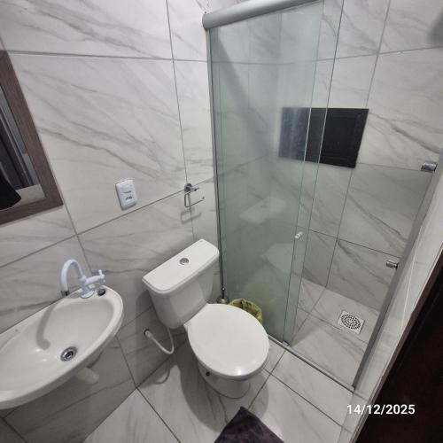 Casa de condomínio privativo في فورتاليزا: حمام مع دش ومرحاض ومغسلة