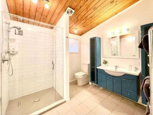 ein Badezimmer mit Dusche, Waschbecken und Toilette in der Unterkunft Iconic Taupō Views in Taupo