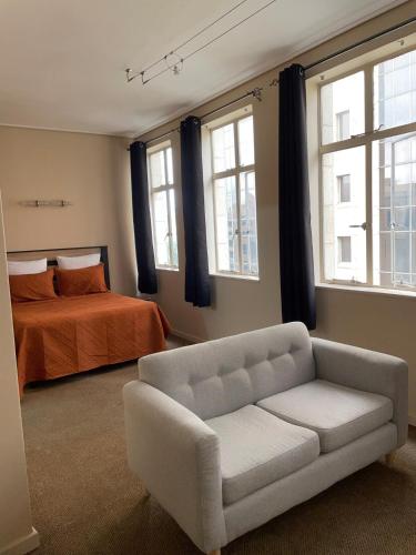 Postel nebo postele na pokoji v ubytování Modern City Stay at Mapungubwe Hotel Marshalltown