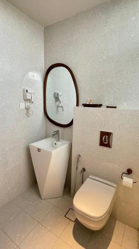 Ash Shuqayqبريز الشقيق的浴室里有马桶、洗手池和镜子。