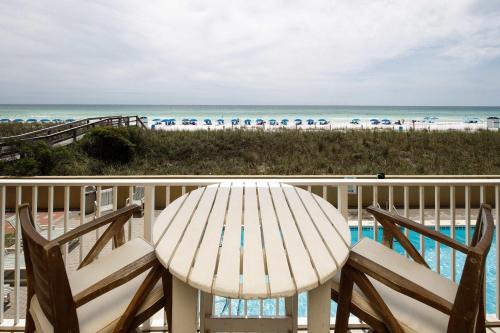 un tavolo e sedie su un balcone con vista sulla spiaggia di Summerlin 102 Spacious Gulf front condo a Fort Walton Beach