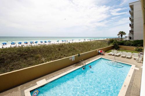 una vista dall'alto di una piscina e della spiaggia di Summerlin 102 Spacious Gulf front condo a Fort Walton Beach
