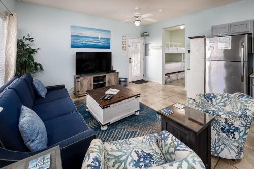 Et tv og/eller underholdning på Sunset Cottages 2B Pet friendly condo