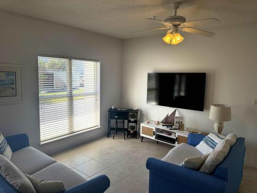 Et tv og/eller underholdning på Sunset Cottages 4A Pet friendly condo