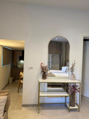 Habitación con cama y mesa con flores en Brianza Home, en Giussano