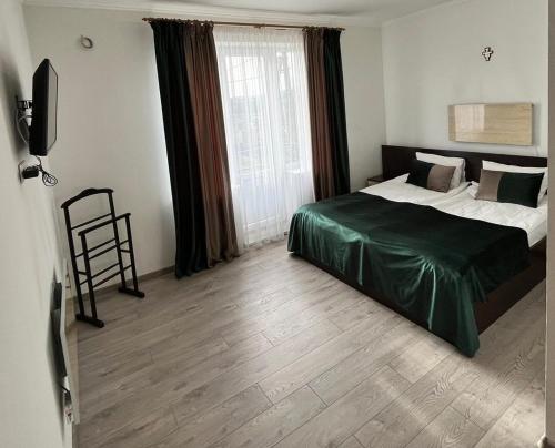 Una cama o camas en una habitación de Оселя Східниця