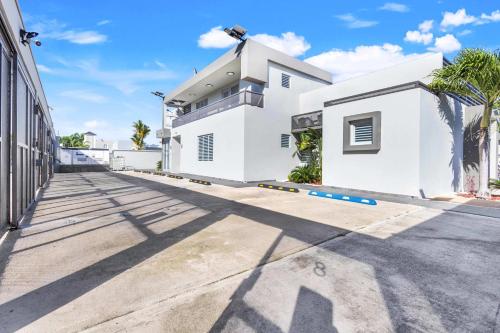 Casa blanca con entrada en AQUA Ville Moderna - Serene 16BR Coastal Haven Villa with Pool, en Dorado