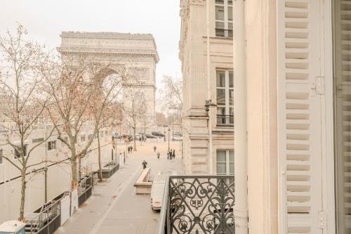 AC 3bds Apt with arc de triomphe view & terrace