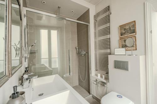AC 3bds Apt with arc de triomphe view & terrace