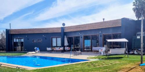 a house with a swimming pool in the yard at Casa Limache,5 dormitorios, 6 baños, piscina cancha 