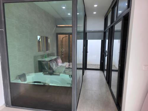 bagno con vasca e specchio di Villas Maciral Assinie a Assinie