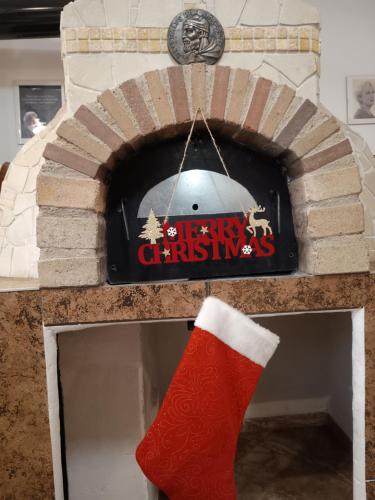 Un par de calcetines navideños colgando de una chimenea. en Vila Decebal, en Râșnov
