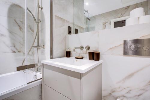 Et badeværelse på Amity Slawn by Artsy