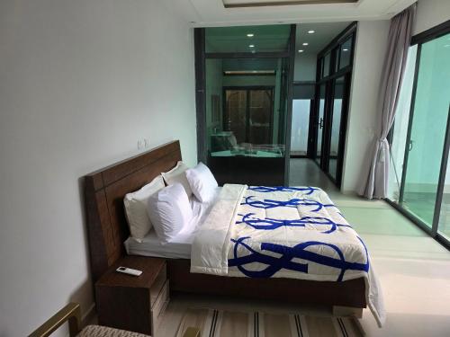 una camera con letto e vista su un bagno di Villas Maciral Assinie a Assinie