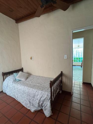 een slaapkamer met een bed en een groot raam bij Casa quinta ideal para descansar in General Rodríguez