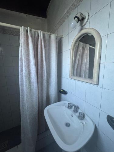 een badkamer met een wastafel en een douchegordijn bij Casa quinta ideal para descansar in General Rodríguez