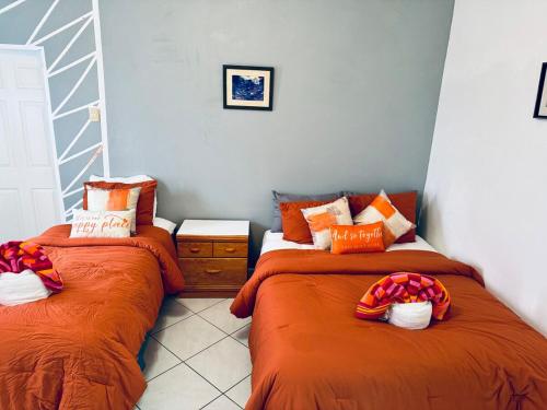 En eller flere senge i et værelse på The Bon Accord Beach House