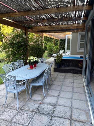 En terrasse eller udendørsområde på Airlie Well, Home in Constantia