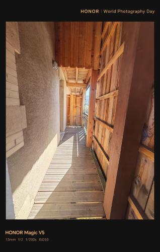 ein Flur eines Gebäudes mit Holzböden und Holzdecken in der Unterkunft Studio Stylisé Chalet in Rochejean