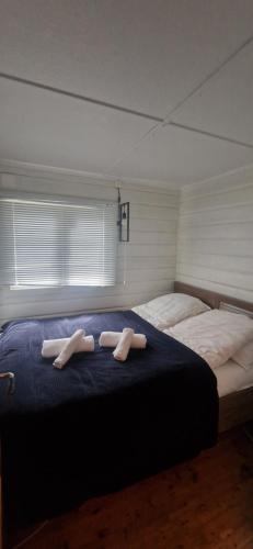 2 handdoeken op een bed in een kamer bij Harestua 
