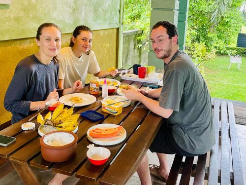 Aura Villa في بولوناروا: مجموعة من الأشخاص يجلسون على طاولة ويتناولون الطعام