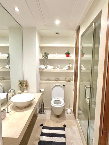 a bathroom with a toilet and a sink at Luxury apartment in Canary Wharf in London