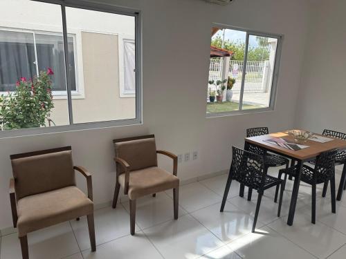 巴纳伊巴Casa em Parnaíba的一间有桌椅和窗户的餐厅