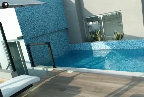 Bazén v ubytování cozy apartment with swimming pool parking includ nebo v jeho okolí