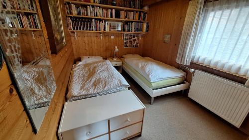 Кровать или кровати в номере Chalet with Stunning Lake and Mountain Views avec une vue à couper le souffle, une spacieuse terrasse et jardin