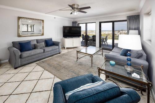 un soggiorno con due divani e una televisione di Surf Dweller 112 Large gulf front condo a Fort Walton Beach