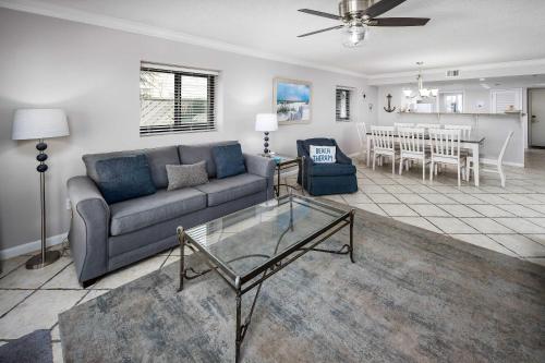 un soggiorno con un divano e un tavolo di Surf Dweller 112 Large gulf front condo a Fort Walton Beach
