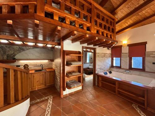 Un baño grande con bañera y lavabo. en Resort Ninfea San Pellegrino Terme, en San Pellegrino Terme