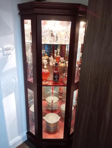 Et badeværelse på Double bed room in London with a bar