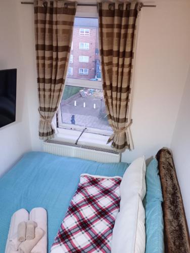 En eller flere senge i et værelse på Double bed room in London with a bar