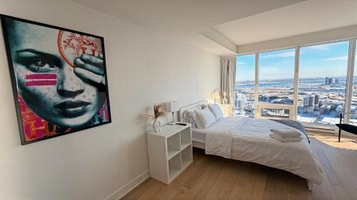 une chambre avec une grande photo d'une femme sur le mur dans l'établissement Panoramic Horizon Condo - Downtown Montreal with Pool and Parking, à Montréal