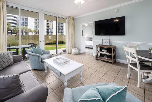 un soggiorno con un divano e un tavolo di Waters Edge 102 Large 1st floor condo a Fort Walton Beach