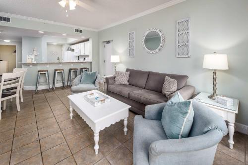 un soggiorno con un divano e un tavolo di Waters Edge 102 Large 1st floor condo a Fort Walton Beach