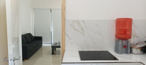 un soggiorno con divano e piano di lavoro di la morita silvestre a General Rodríguez