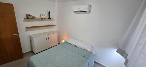 Giường trong phòng chung tại Apartamento Areia Branca