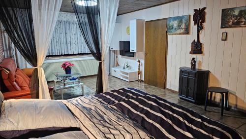 een slaapkamer met een bed en een woonkamer bij Apartment Wildgrund in Siegen