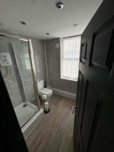 ein Badezimmer mit Dusche und Toilette in der Unterkunft The residency appartment's in Litherland