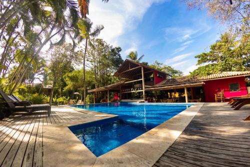 una piscina frente a una casa en Pousada Hibisco, en Trancoso