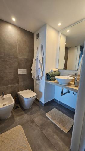 Et badeværelse på Quartier Retiro Vista al Rio Piso 10