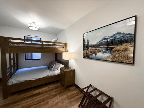 een slaapkamer met een stapelbed en een foto aan de muur bij Mountain Magnificence in Outback Mobile Home Settlement